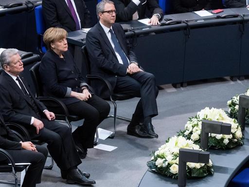 Bundesratspräsidentin Malu Dreyer (l-r, SPD), Ministerpräsidentin von Rheinland-Pfalz, Bundespräsident Joachim Gauck, Bundeskanzlerin Angela Merkel (CDU) und Andreas Voßkuhle, Präsident des Bundesverfassungsgerichts, während des Holocaust-Gedenkens im Bundestag am 27.01.2017.