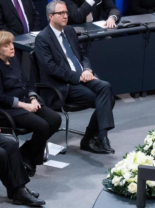 Bundesratspräsidentin Malu Dreyer (l-r, SPD), Ministerpräsidentin von Rheinland-Pfalz, Bundespräsident Joachim Gauck, Bundeskanzlerin Angela Merkel (CDU) und Andreas Voßkuhle, Präsident des Bundesverfassungsgerichts, während des Holocaust-Gedenkens im Bundestag am 27.01.2017.