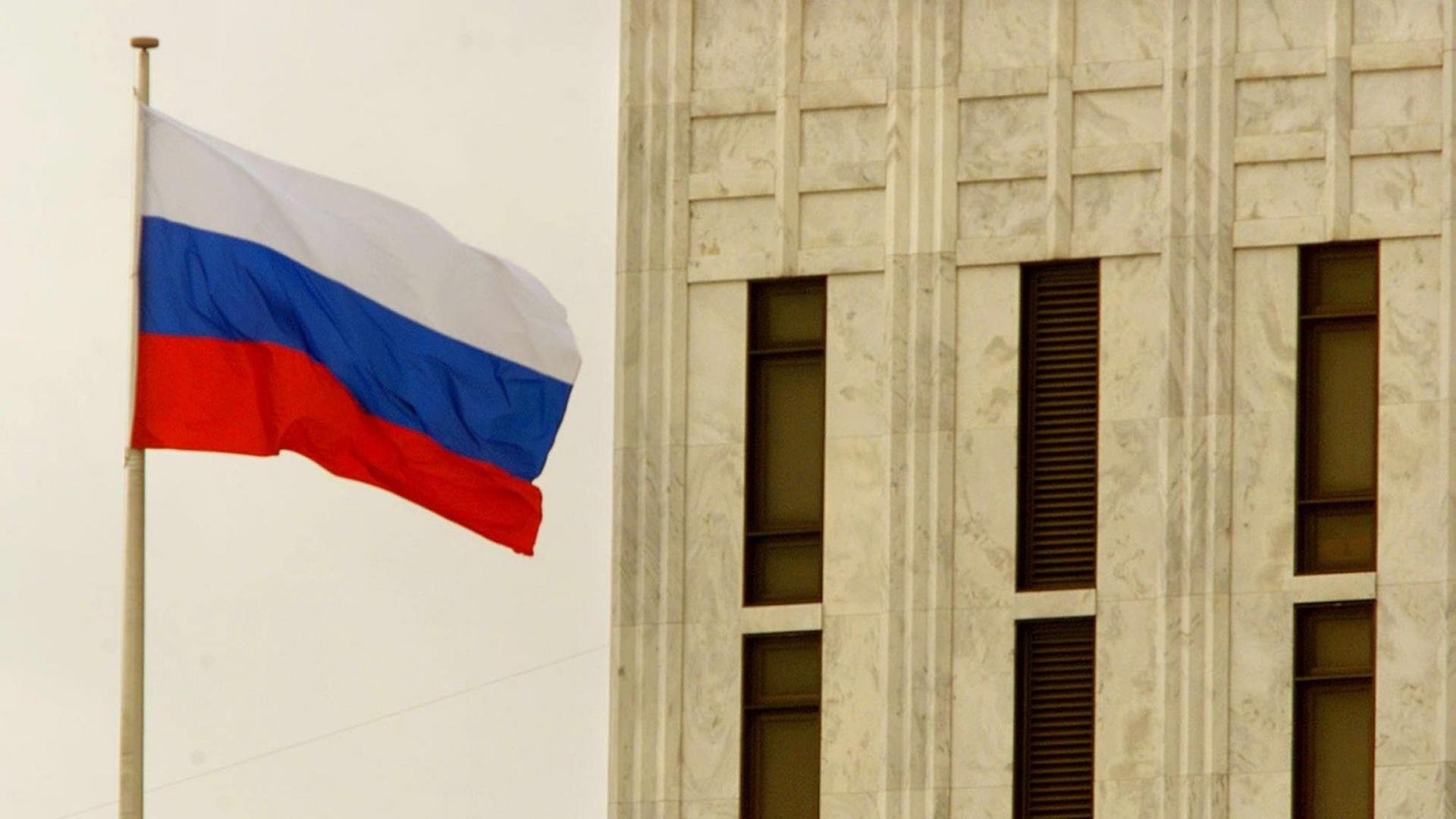 Die russische Flagge an der Vertretung in Washington