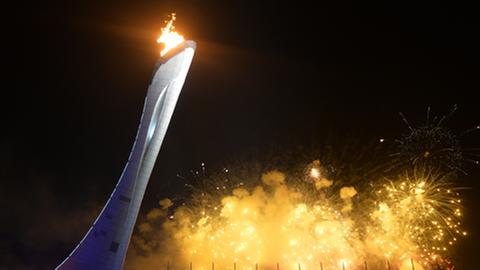 Das olympische Feuer in Sotschi brennt