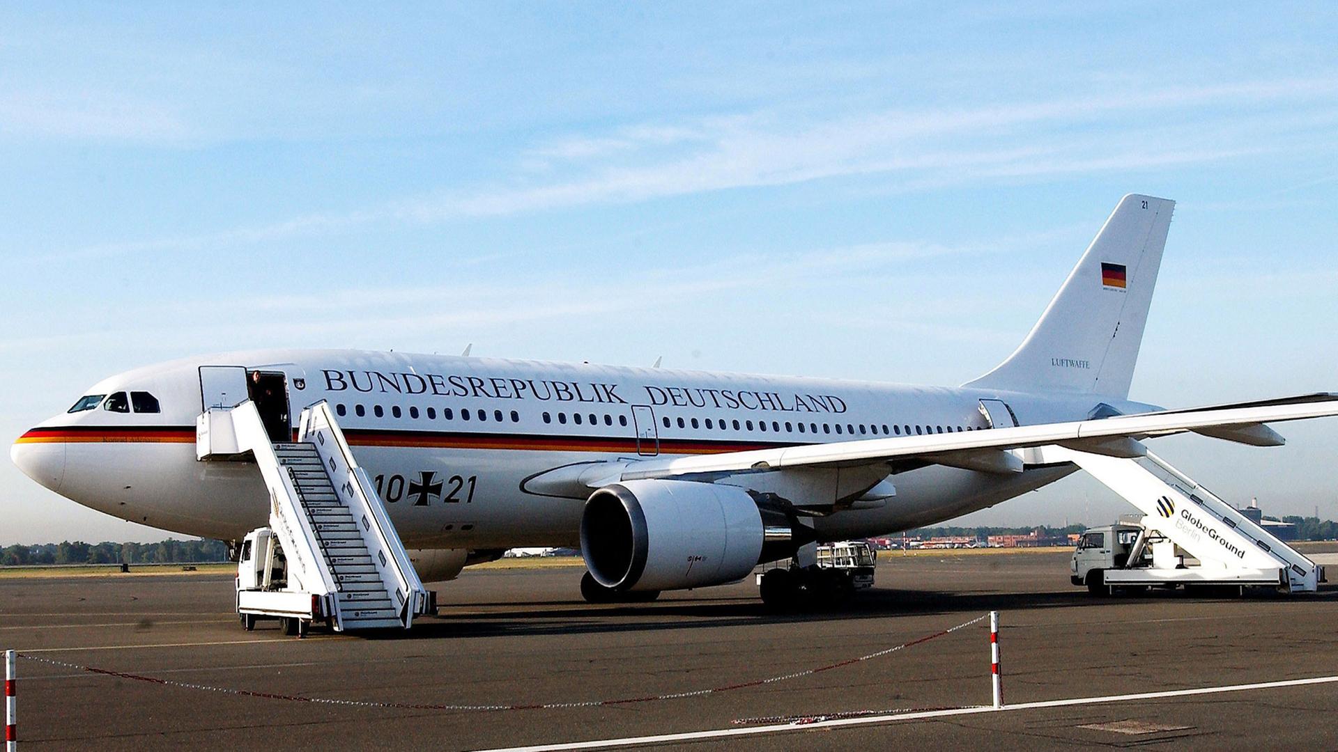 Der Airbus A-310 "Konrad Adenauer" der Flugbereitschaft der Bundeswehr in neuer Lackierung am 5.9.2003 auf dem Prager Flughafen.