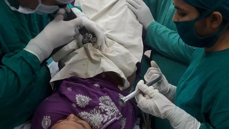 Während der OP in einer Sterilisationsklinik im Bundesstaat Madya Pradesh. Per Bauchspiegelung sterilisiert Dr. Pant seine Patientinnen in wenigen Minuten. (Deutschlandradio / Silke Diettrich)