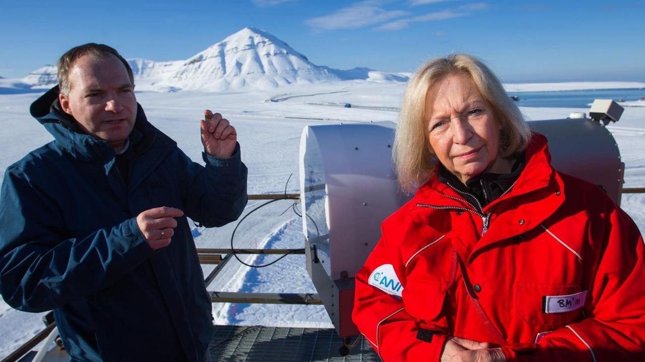 Die Bundesministerin für Bildung und Forschung, Johanna Wanka (CDU), steht am 09.04.2015 in Ny-Ålesund auf Spitzbergen (Norwegen) in der Forschungsbasis AWIPEV mit dem Wissenschaftler Roland Neuber