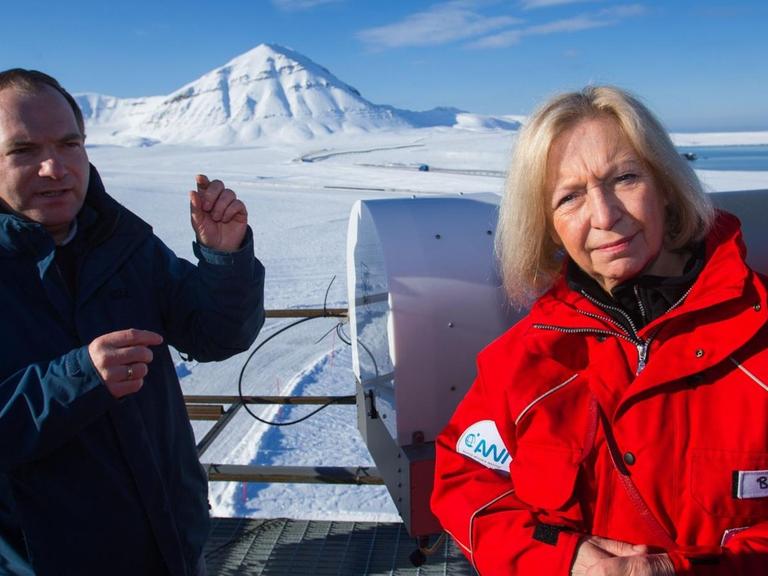 Die Bundesministerin für Bildung und Forschung, Johanna Wanka (CDU), steht am 09.04.2015 in Ny-Ålesund auf Spitzbergen (Norwegen) in der Forschungsbasis AWIPEV mit dem Wissenschaftler Roland Neuber
