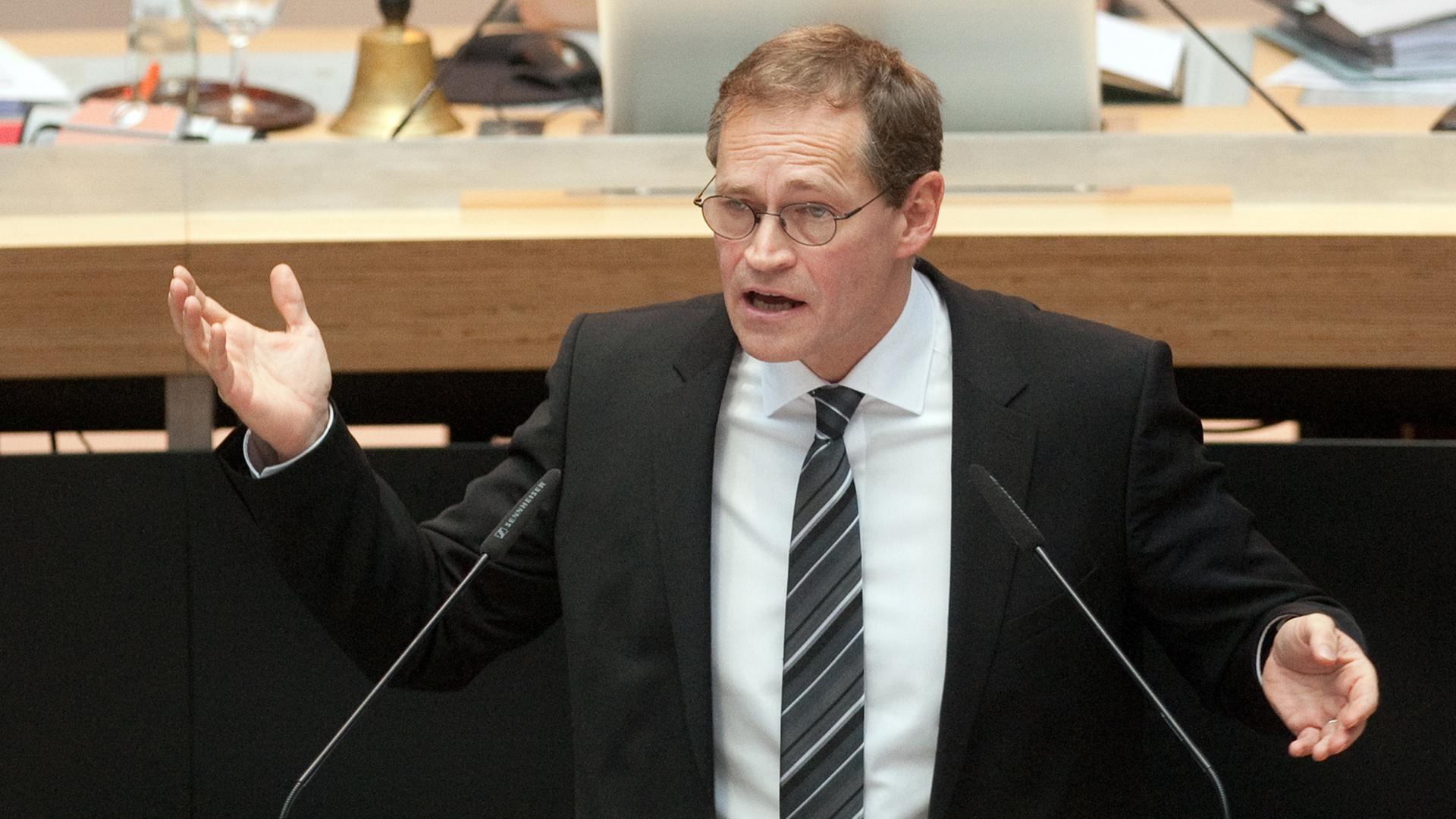 Der Regierende Bürgermeister von Berlin, Michael Müller (SPD), spricht am 10.12.2015 in Berlin im Abgeordnetenhaus.