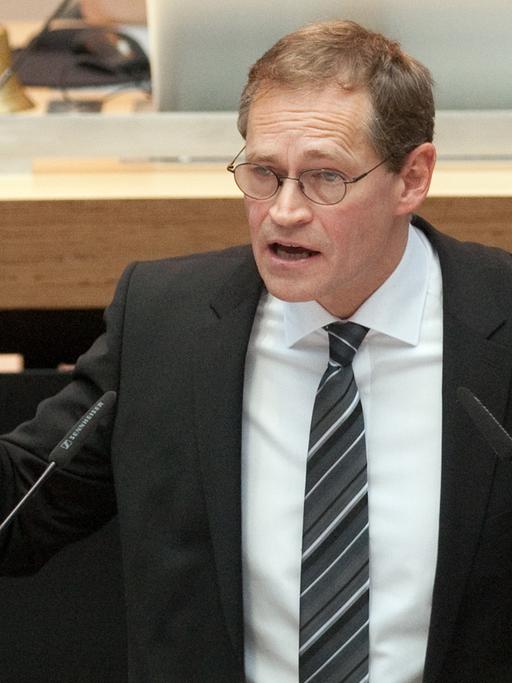 Der Regierende Bürgermeister von Berlin, Michael Müller (SPD), spricht am 10.12.2015 in Berlin im Abgeordnetenhaus.