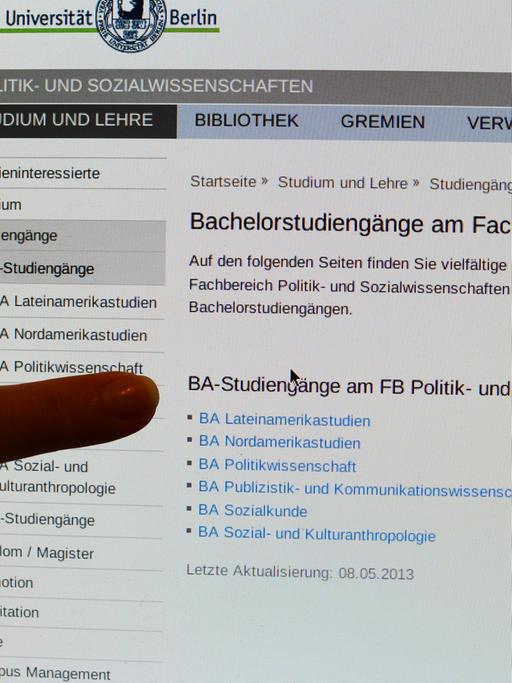 Eine Studentin informiert sich an einem Computer über die Bachelorstudiengänge am Fachbereich Politik- und Sozialwissenschaften an der Freien Universität in Berlin.