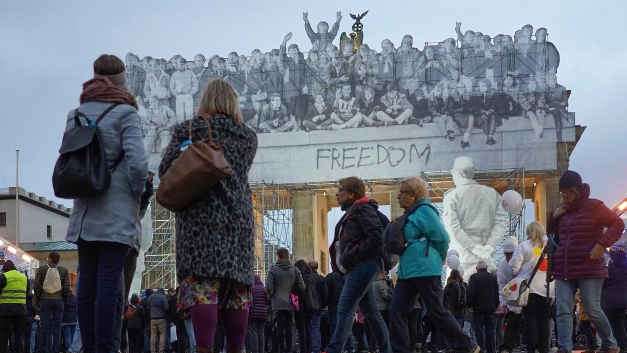 Anlässlich der Feierlichkeiten zum Tag der Deutschen Einheit ist am Brandenburger Tor das Wort "Freedom" zu lesen.