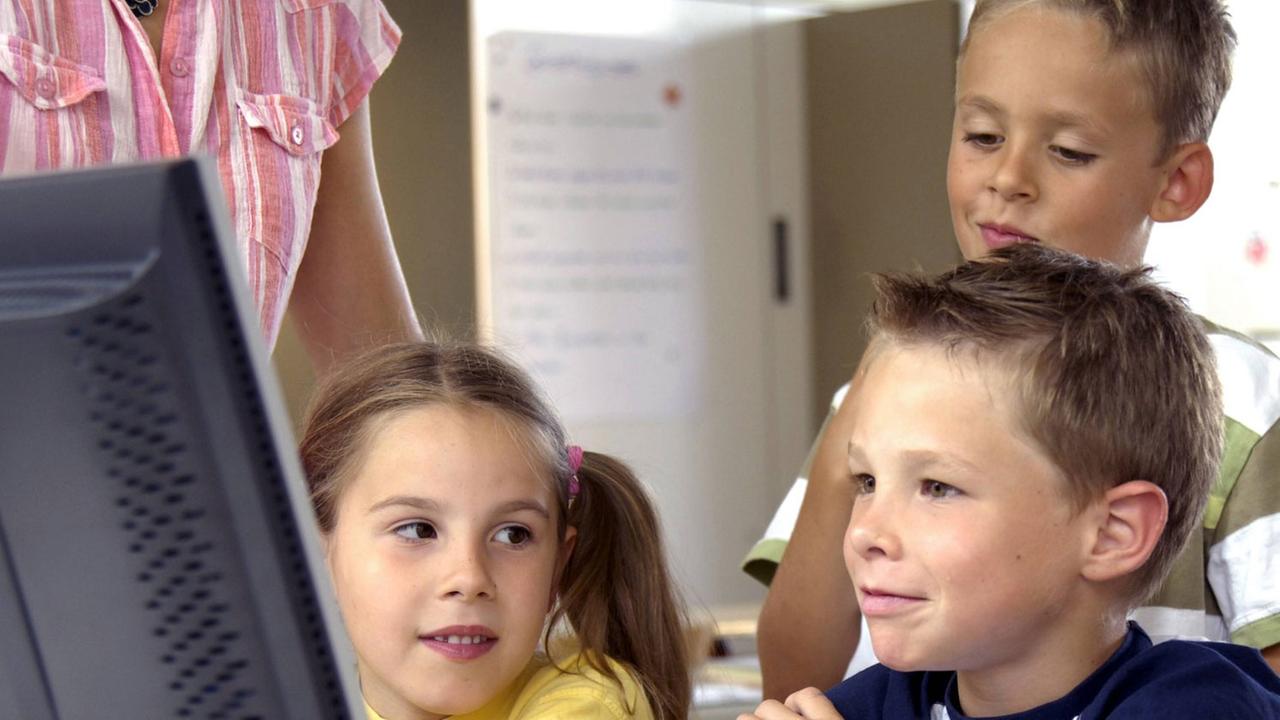 Schulkinder beim Informatikunterricht Schulkinder beim Informatikunterricht