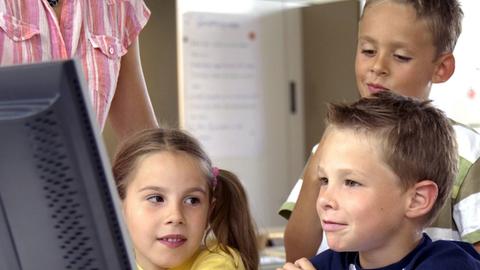 Schulkinder beim Informatikunterricht