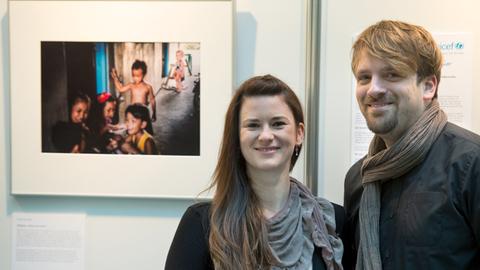 Die Fotografen Insa Hagemann und Stefan Finger stehen am 16.12.2014 bei der Preisverleihung des Fotowettbewerbs Unicef-Foto des Jahres 2014 in Berlin vor ihrem Siegerbild.