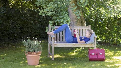 Zwoelfjaehriges Maedchen mit Europa T-Shirt im Garten. Duelmen, Deutschland. 11.08.2014. MODEL RELEASE vorhanden. Duelmen Deutschland PUBLICATIONxINxGERxSUIxAUTxONLY Copyright: xUtexGrabowskyxx Girl with Europe T Shirt in Garden Duelmen Germany 11 08 2014 Model Release AVAILABLE Duelmen Germany PUBLICATIONxINxGERxSUIxAUTxONLY Copyright xUtexGrabowskyxx
