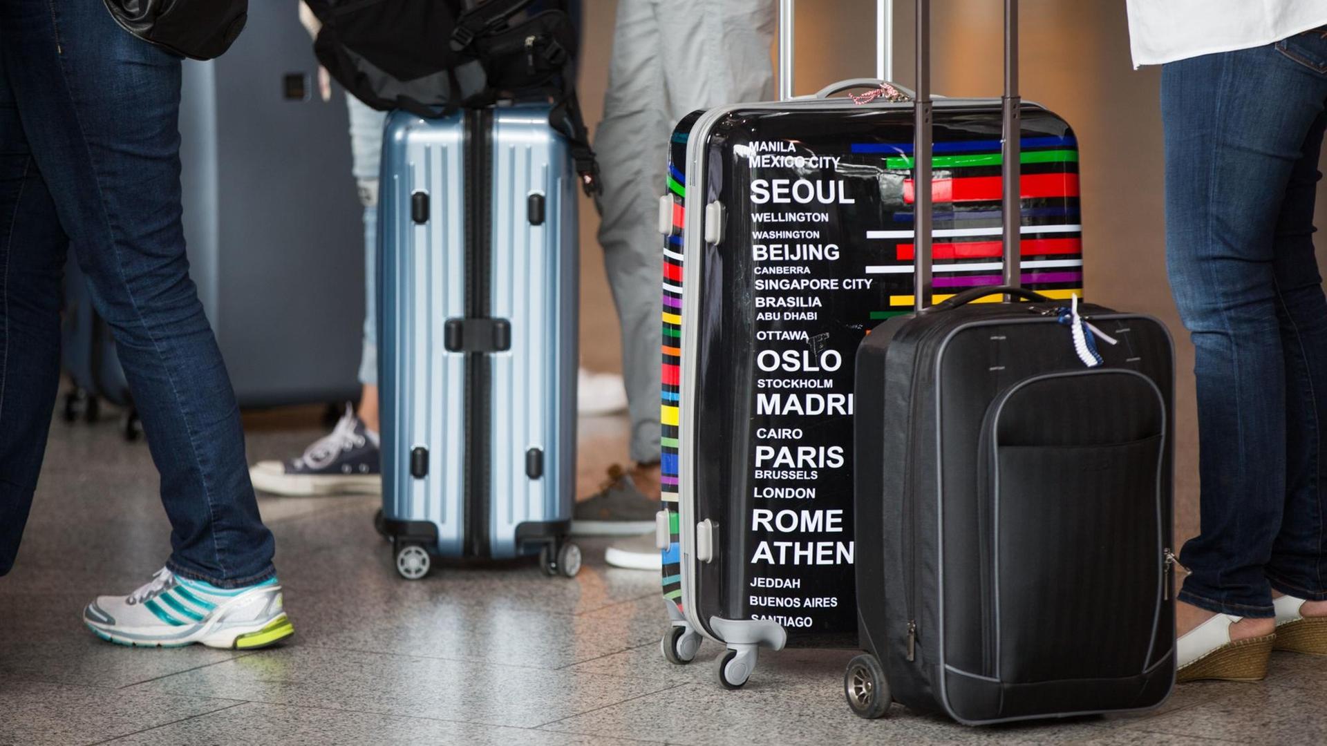 Passagiere warten am Flughafen von Frankfurt am Main (Hessen).