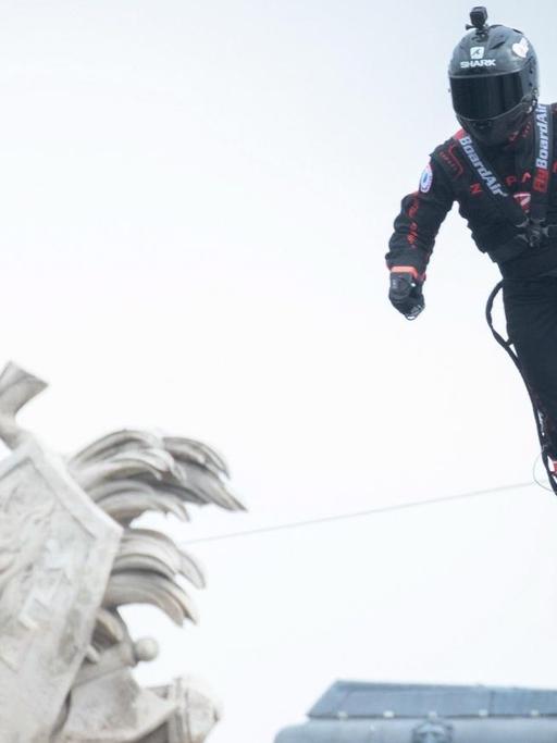 Franky Zapata fliegt auf seinem "Flyboard" am 14. Juli 2019 in Paris