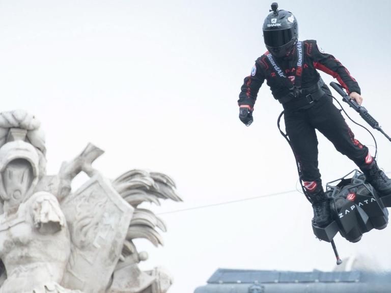 Franky Zapata fliegt auf seinem "Flyboard" am 14. Juli 2019 in Paris