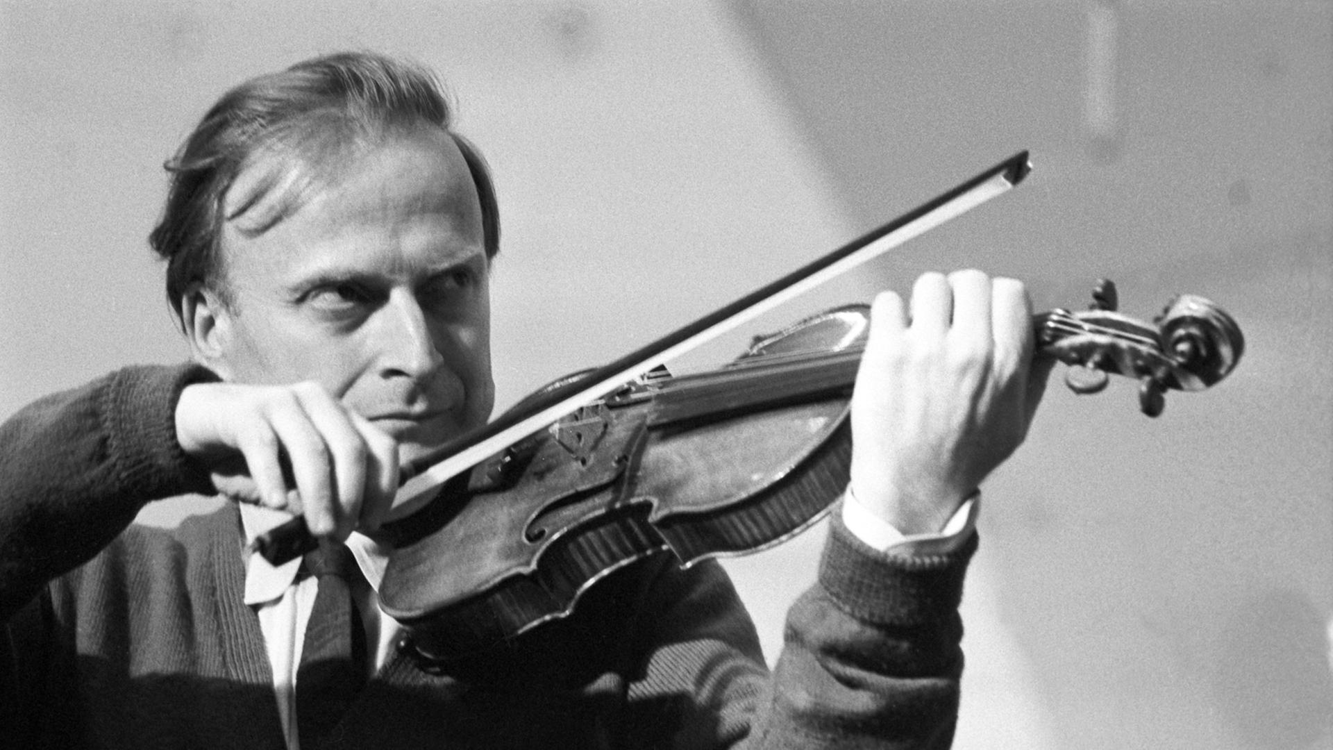 Der weltberühmte Geiger Yehudi Menuhin während eines Konzerts gemeinsam mit dem erweiterten Zürcher Kammerorchester am 30.03.1963 in der Jahrhunderthalle in Frankfurt-Höchst