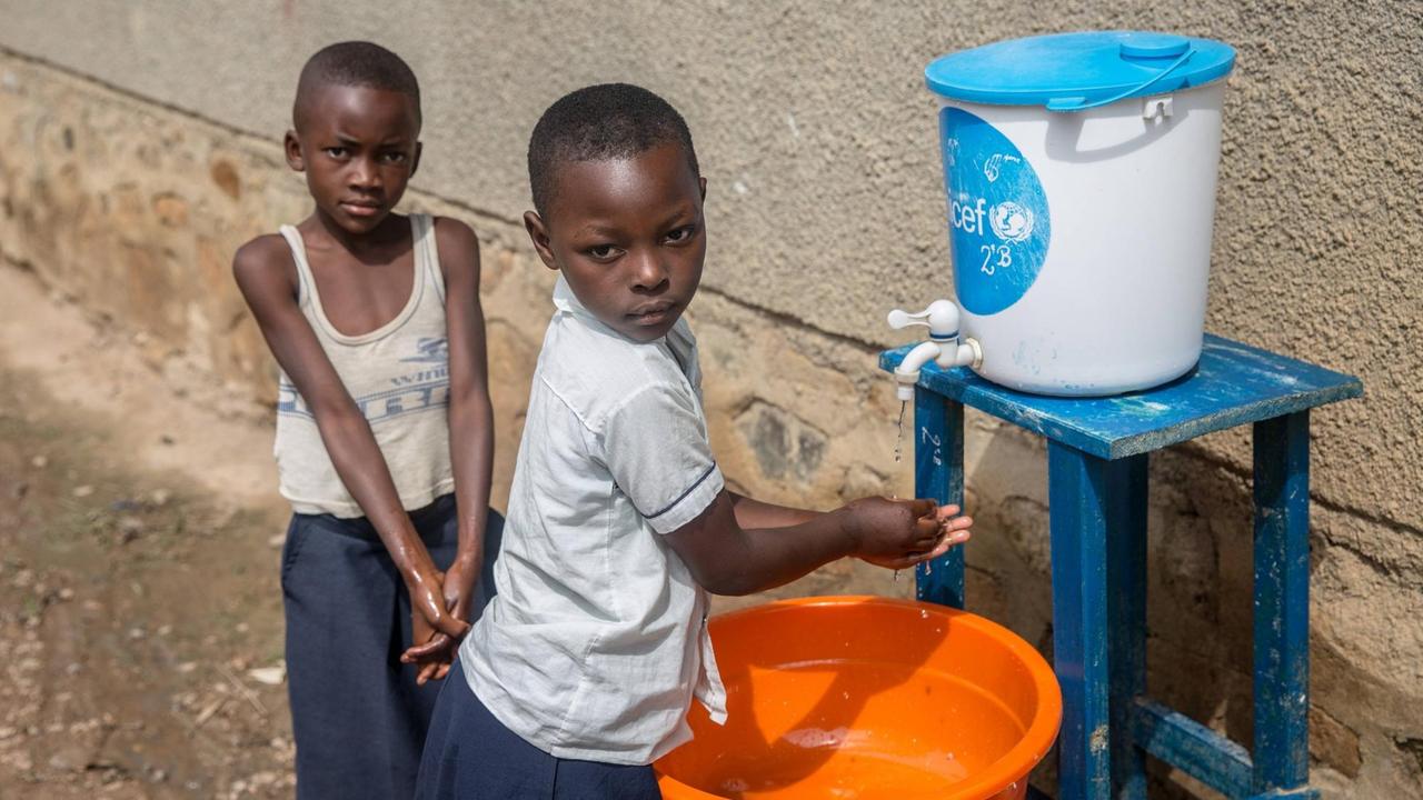 Warum Schutzmaßnahmen wie Händewaschen wichtig sind, das wissen im kongolesischen Beni viele Kinder nach der Ebola-Epidemie