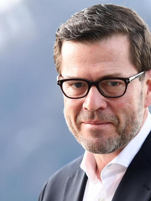 Der frühere Bundesminister Karl-Theodor zu Guttenberg (CSU) sitzt nach einem Interview, während des Ludwig-Erhard-Gipfels, am Tegernsee.