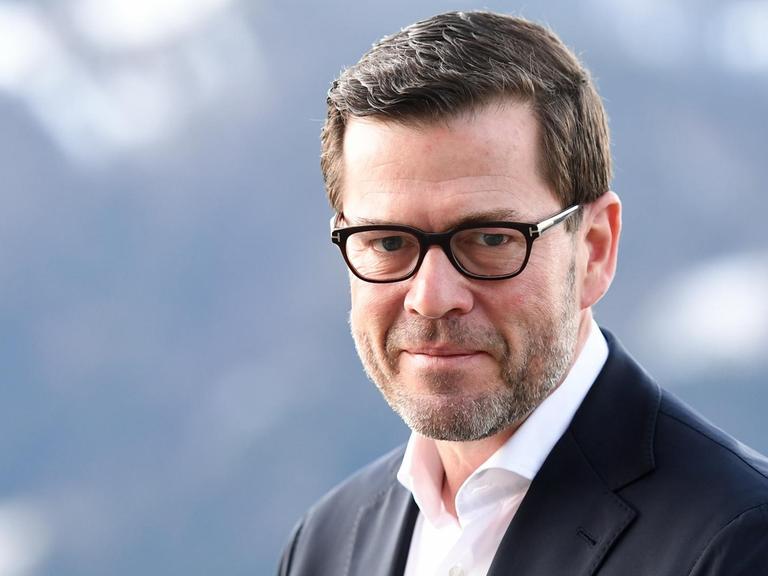 Der frühere Bundesminister Karl-Theodor zu Guttenberg (CSU) sitzt nach einem Interview, während des Ludwig-Erhard-Gipfels, am Tegernsee.