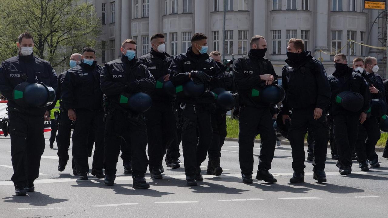 Polizeibeamte stehen vor Beginn einer Demonstration im Mai auf einer Kreuzung.