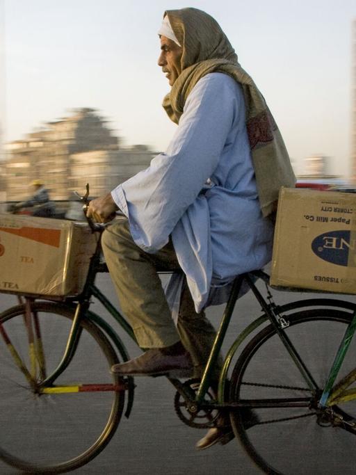 Radfahrer fährt über eine Nil-Brücke in der ägyptischen Hauptstadt Kairo.