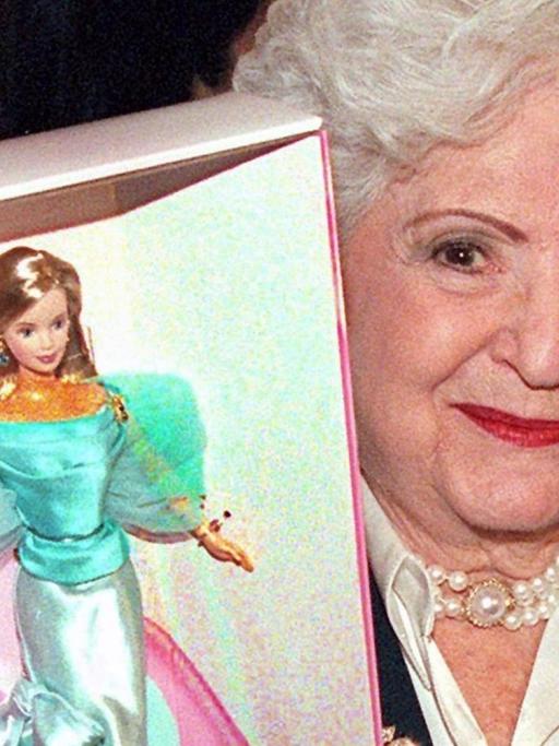 Die US-Unternehmerin Ruth Handler, Erfinderin der Barbie-Puppe, in einer Aufnahme von 1999