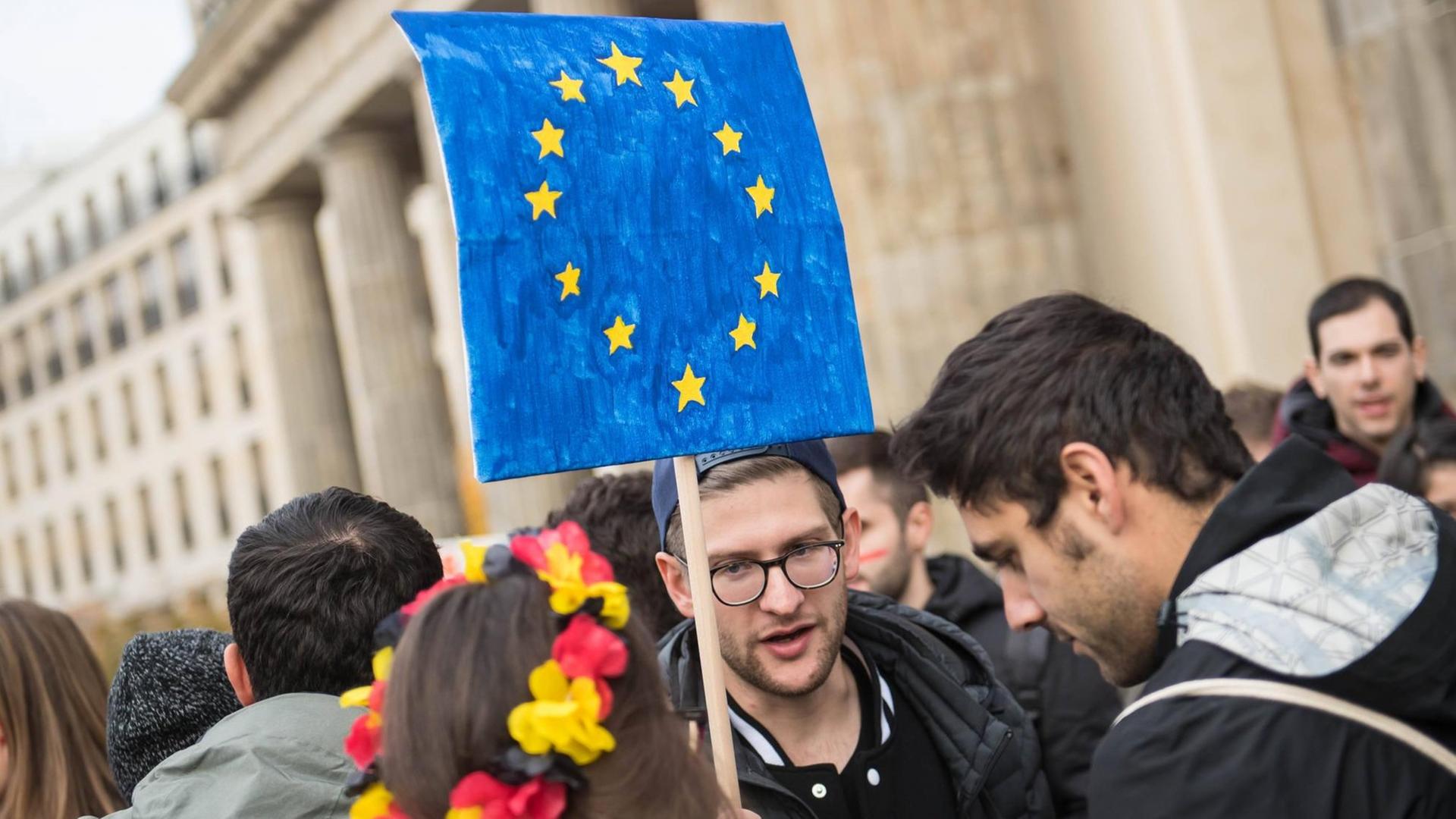 Politik Erasmus Studentennetzwerk Am Samstag den 3. November 2018 veranstaltete das Erasmus Studentennetzwerk Deutschland e.V. mit mehreren hundert internationalen Erasmus-Studentinnen und Studenten in Berlin eine Flaggenparade zur europaeischen Integration . Mit der Parade wollten die jungen Menschen fuer den interkulturellen Austausch und gegen nationale Grenzen demonstrieren. 3.11.2018, Berlin *** Policy Erasmus Student Network On Saturday, November 3, 2018, the Erasmus Student Network Germany e V organized a flag parade on European integration in Berlin with several hundred international Erasmus students With the parade, the young people wanted to demonstrate for intercultural exchange and against national borders 3 11 2018 Berlin Politik Erasmus Studentennetzwerk Am Samstag den 3. November 2018 veranstaltete das Erasmus Studentennetzwerk Deutschland e.V. mit mehreren hundert internationalen Erasmus-Studentinnen und Studenten in Berlin eine Flaggenparade zur europaeischen Integration . Mit der Parade wollten die jungen Menschen fuer den interkulturellen Austausch und gegen nationale Grenzen demonstrieren. 3.11.2018, Berlin *** Policy Erasmus Student Network On Saturday, November 3, 2018, the Erasmus Student Network Germany e V organized a flag parade on European integration in Berlin with several hundred international Erasmus students With the parade, the young people wanted to demonstrate for intercultural exchange and against national borders 3 11 2018 Berlin