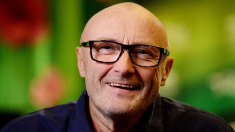 Der britische Sänger, Songwriter und Produzent Phil Collins lächelt am 21.11.2013 bei einem dpa-Interview in Stuttgart.