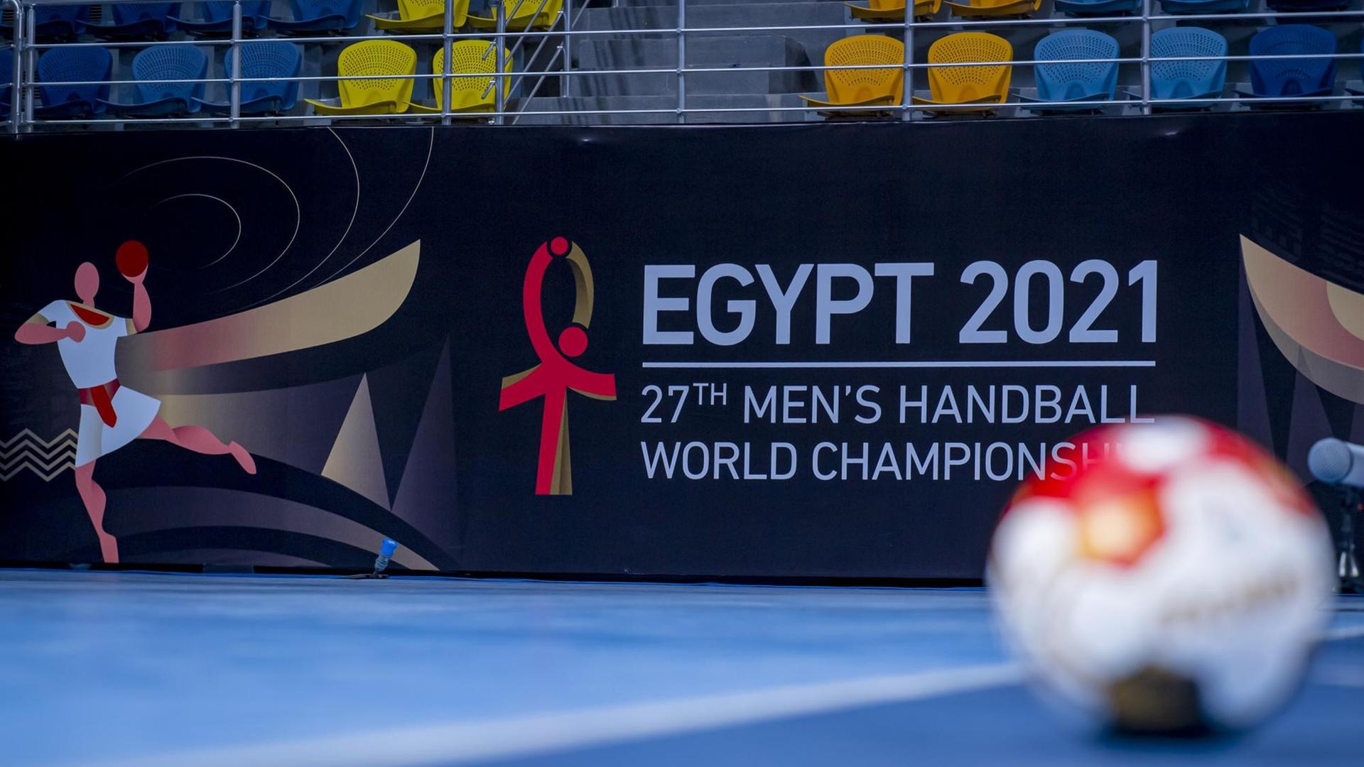 Das Bild zeigt das Signet der Handball WM in Ägypten. Es ist in der «Hassan Moustafa Sport Halle» an der Tribüne angebracht.