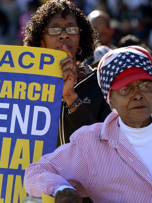 Eine Afro-Amerikanerin hält während einer Kundgebung am Lincoln Memorial in Washington DC, USA, ein Banner mit der Aufschrift "Wir marschieren für das Ende von Racial Profiling".