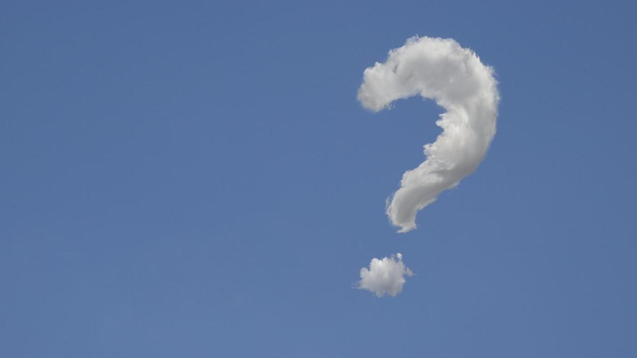 Ein Fragezeichen aus Wolken geformt vor blauem Himmel.