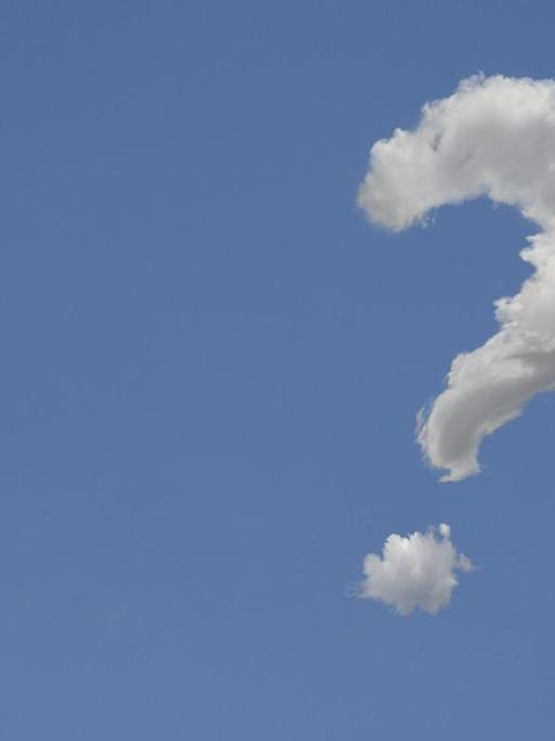 Ein Fragezeichen aus Wolken geformt vor blauem Himmel.