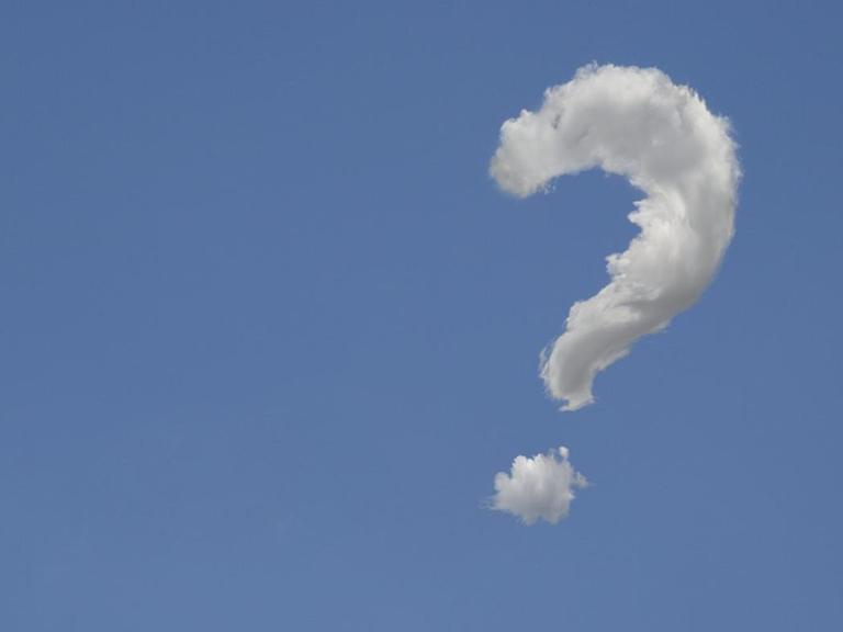 Ein Fragezeichen aus Wolken geformt vor blauem Himmel.