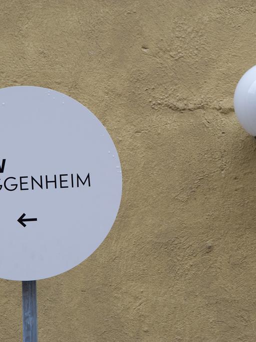 Schild mit Aufschrift "BMW" Guggenheim LAB