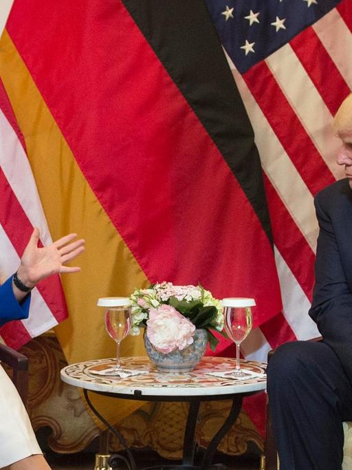 Bundeskanzlerin Merkel spricht auf dem G7-Gipfel in Taormina mit Donald Trump: Doch ihre Versuche, den US-Präsidenten zur Einsicht zu bewegen, waren vergebens