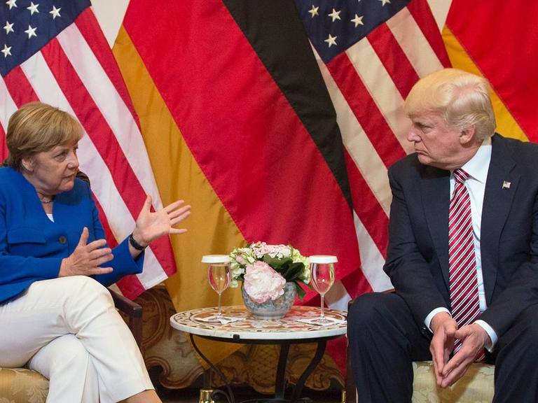 Bundeskanzlerin Merkel spricht auf dem G7-Gipfel in Taormina mit Donald Trump: Doch ihre Versuche, den US-Präsidenten zur Einsicht zu bewegen, waren vergebens