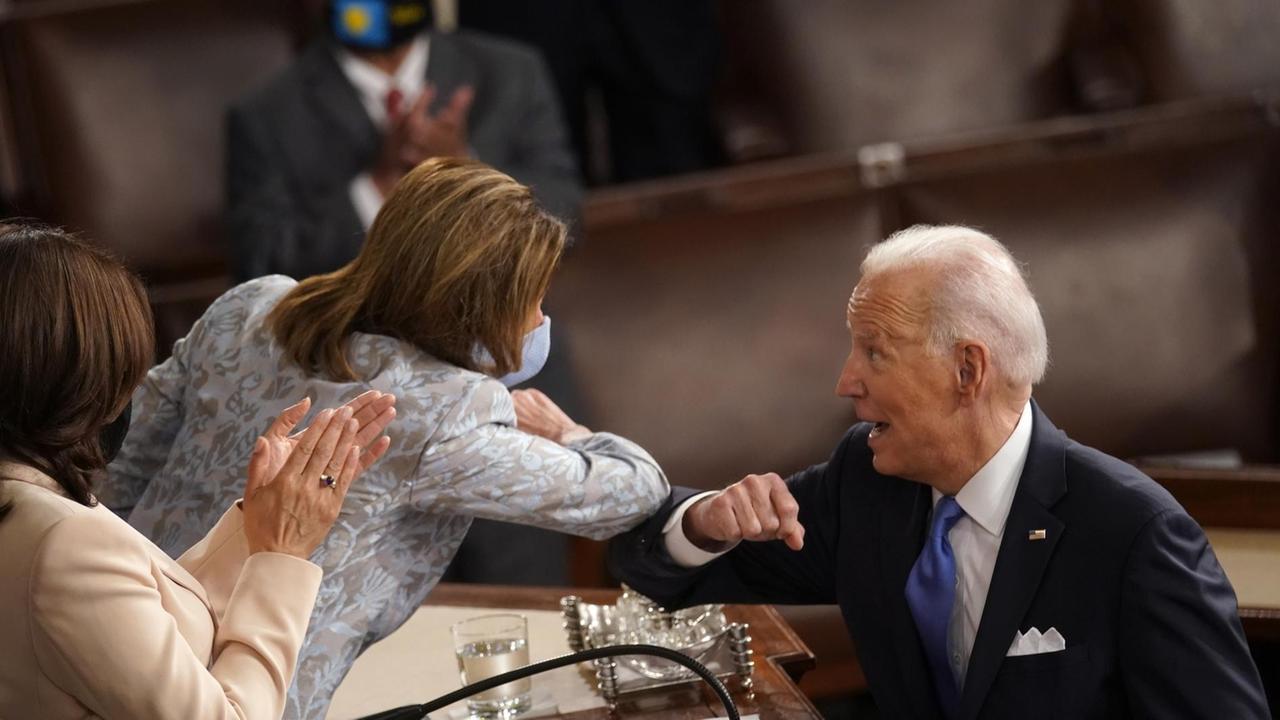 Präsident Joe Biden stößt die Sprecherin des Repräsentantenhauses Nancy Pelosi, nach ihrer Rede im Kongress, freundschaftlich mit dem Ellenbogen an.