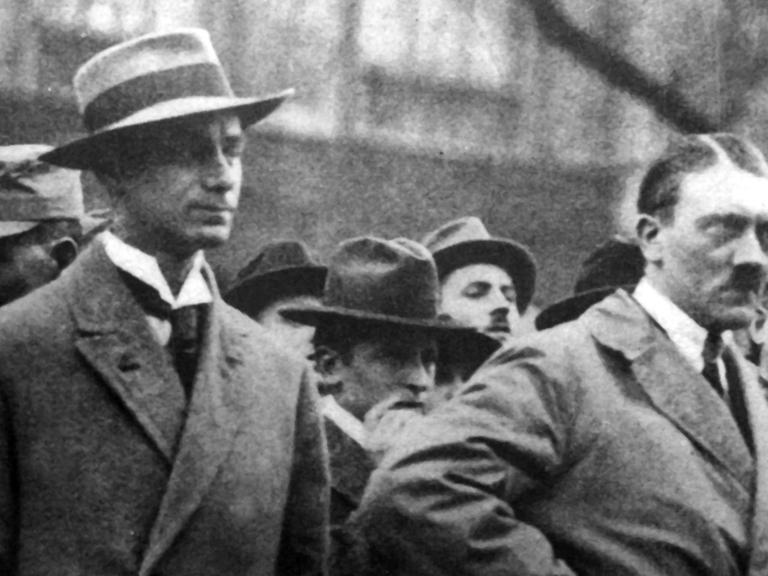 Alfred Rosenberg (l.) und Adolf Hitler (M.) bei der Einweihung eines Kriegerdenkmals am 4. November 1923 in München.