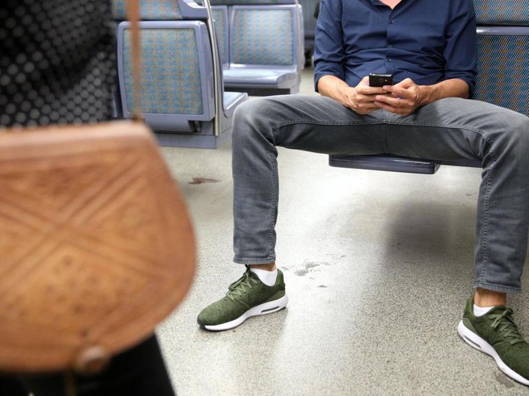 ©PHOTOPQR/LE PARISIEN//OLIVIER ARANDEL ; PARIS 15/06/2017 Le "manspreading" désigne la manière de s'asseoir les jambes très écartées dans les transports publics. manspreading in Paris, France, transports Foto: Lp/Olivier Arandel/MAXPPP/dpa |