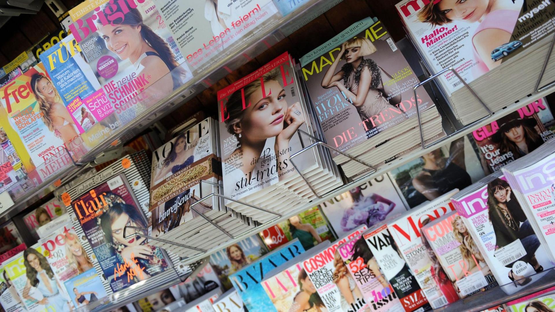 Frauenzeitschriften im Kioskregal