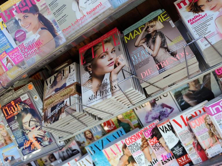 Frauenzeitschriften im Kioskregal