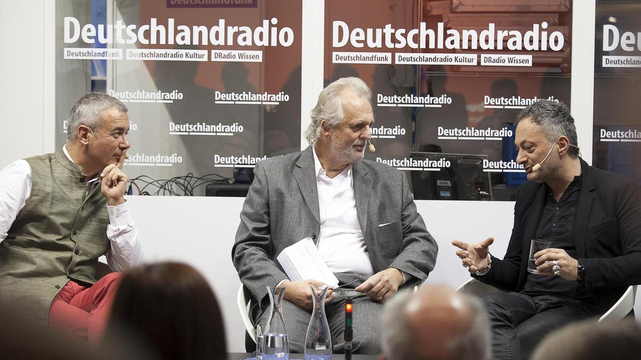 Ilija Trojanow (l.) und Feridun Zaimoglu (r.) im Gespräch mit Hubert Winkels vom Deutschlandfunk.