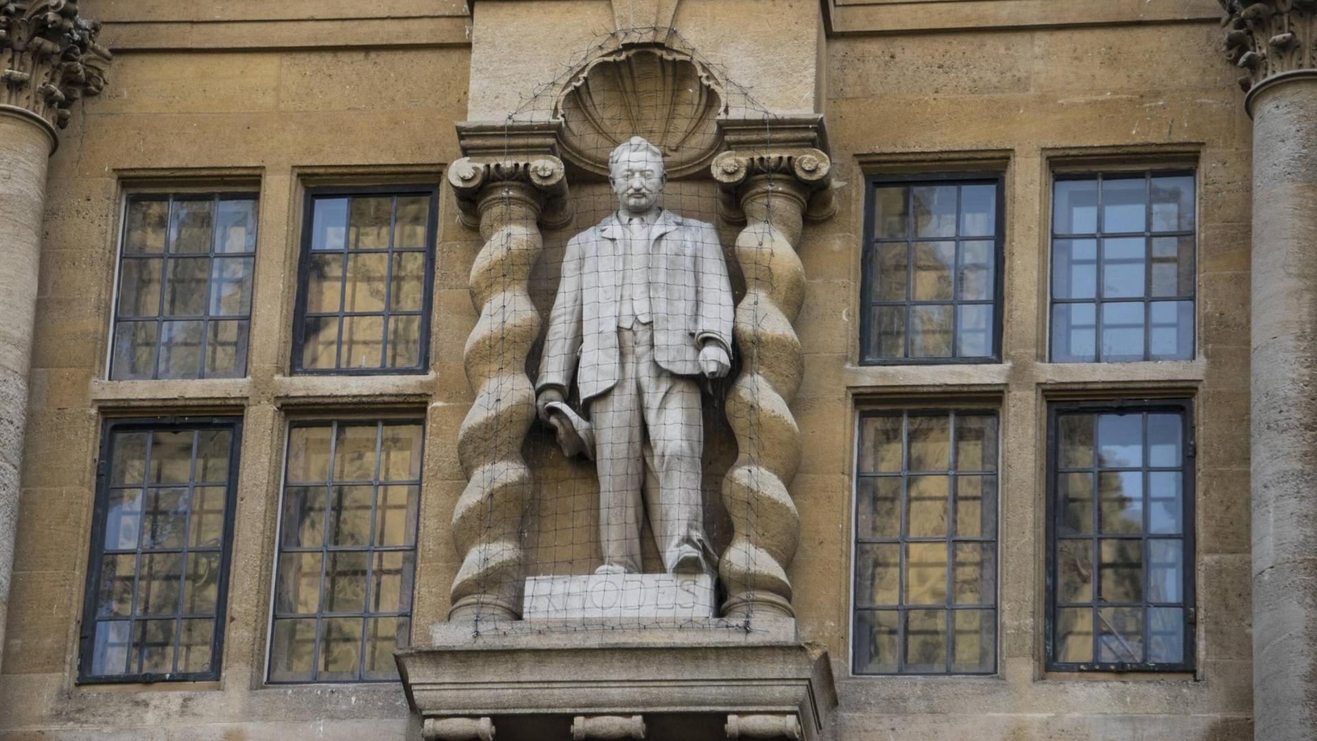 Eine Cecil-Rhodes-Statue am Oriel-College an der Universität Oxford.