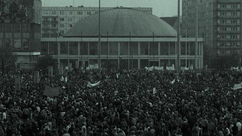 Knapp vier Wochen nach dem 40. Jahrestag der DDR kommt es am 4.11.1989 in Ostberlin zu der bislang größten nichtstaatlichen Demonstration in der DDR. Über 500.000 Menschen gehen auf die Straße, um für mehr Demokratie, Bürgerrechte und Reformen in ihrem Land zu demonstrieren.