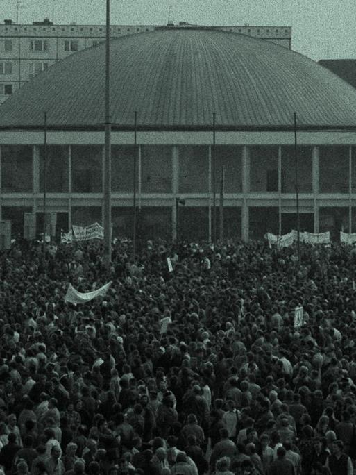 Knapp vier Wochen nach dem 40. Jahrestag der DDR kommt es am 4.11.1989 in Ostberlin zu der bislang größten nichtstaatlichen Demonstration in der DDR. Über 500.000 Menschen gehen auf die Straße, um für mehr Demokratie, Bürgerrechte und Reformen in ihrem Land zu demonstrieren.