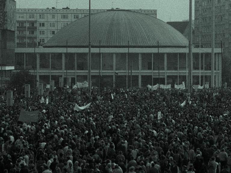 Knapp vier Wochen nach dem 40. Jahrestag der DDR kommt es am 4.11.1989 in Ostberlin zu der bislang größten nichtstaatlichen Demonstration in der DDR. Über 500.000 Menschen gehen auf die Straße, um für mehr Demokratie, Bürgerrechte und Reformen in ihrem Land zu demonstrieren.
