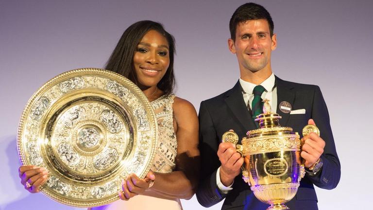 Serena Williams und Novak Djokovic mit ihren Trophäen