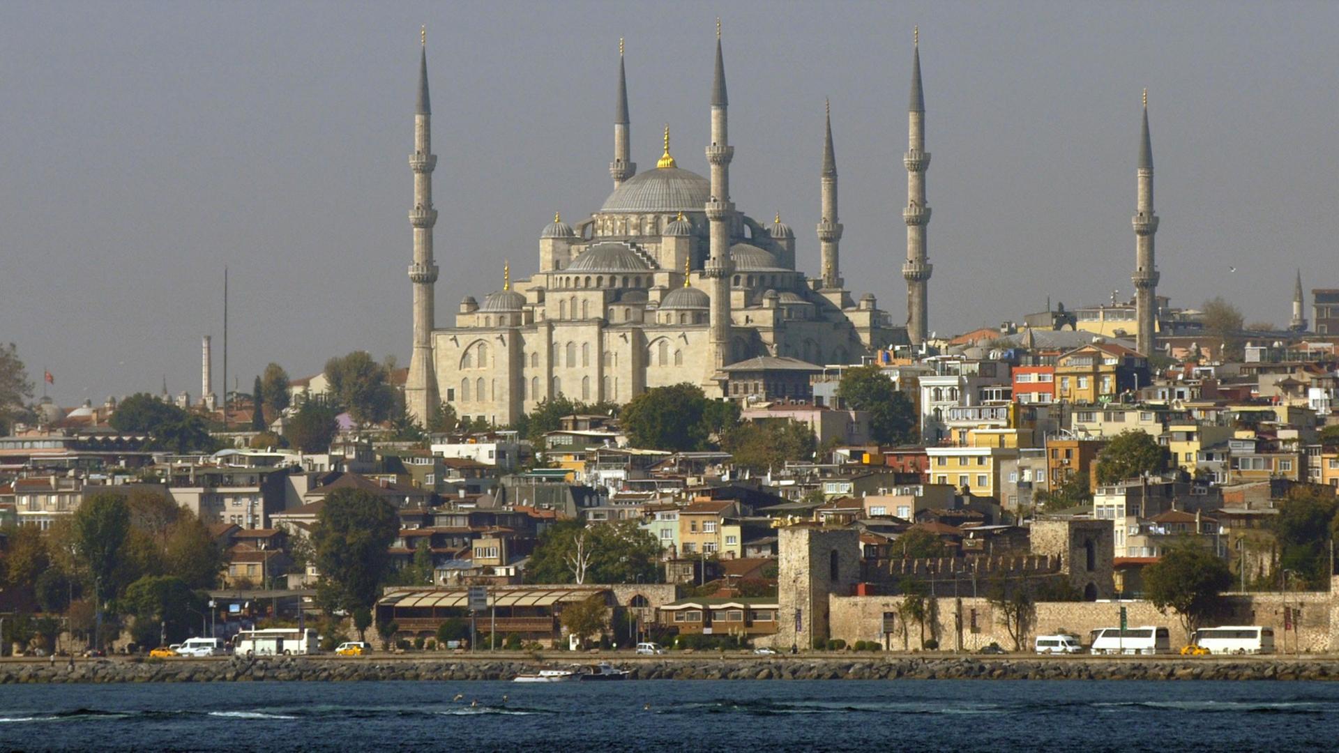 Blick über den Bosporus auf die Sultan Ahmet-Moschee im europäischen Teil von Istanbul