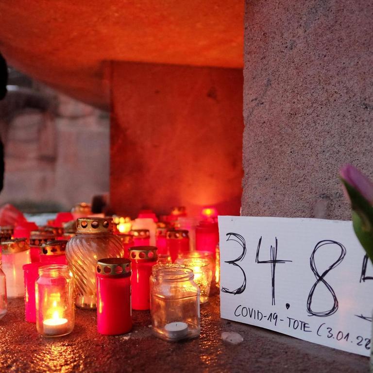 Gedenken an die Corona-Toten am Arnswalder Platz in Berlin Prenzlauer Berg 