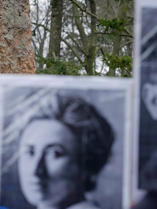 Vor einem Gedenkstein auf dem Friedhof Berlin-Friedrichsfelde sind am 14.1.2018 Bilder von Karl Liebknecht und Rosa Luxemburg zu sehen.